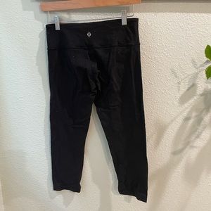 Lululemon black mid rise crop leggings size 6